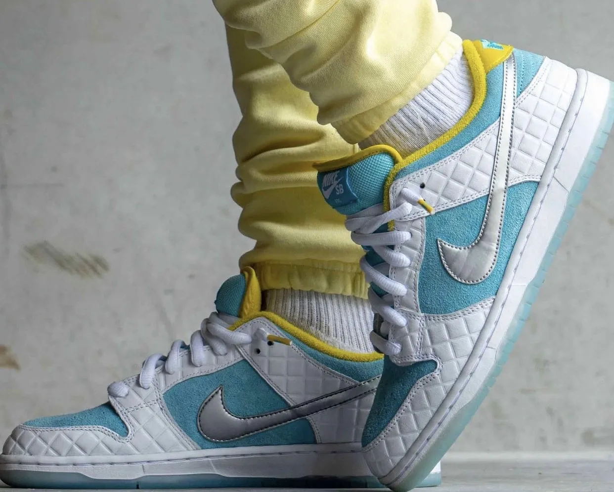 Dunk Low FTC X Dunk Low SB Lagoon Pulse фото